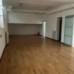 Ampio open space con pavimento in parquet, luminosa, ideale per ufficio o residenza.