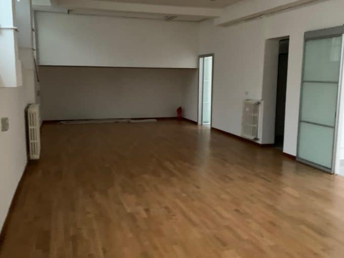 Ampio open space con pavimento in parquet, luminosa, ideale per ufficio o residenza.