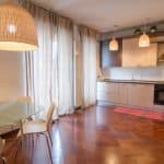 Ampia zona giorno con cucina moderna e angolo dining, luminoso e accogliente.