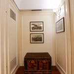 Elegante ingresso con pareti dipinte e decorazioni artistiche in stile classico.