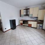 Appartamento in affitto con cucina abitabile e spaziosa, pavimenti in ceramica e arredi moderni.
