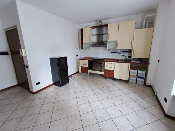 Appartamento in affitto con cucina abitabile e spaziosa, pavimenti in ceramica e arredi moderni.