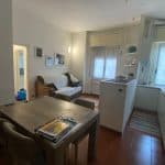 Appartamento accogliente con soggiorno e cucina moderna in zona residenziale.