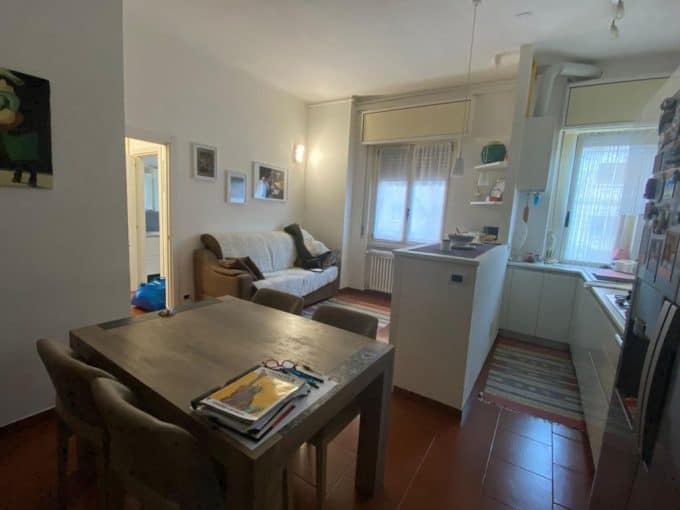 Appartamento accogliente con soggiorno e cucina moderna in zona residenziale.