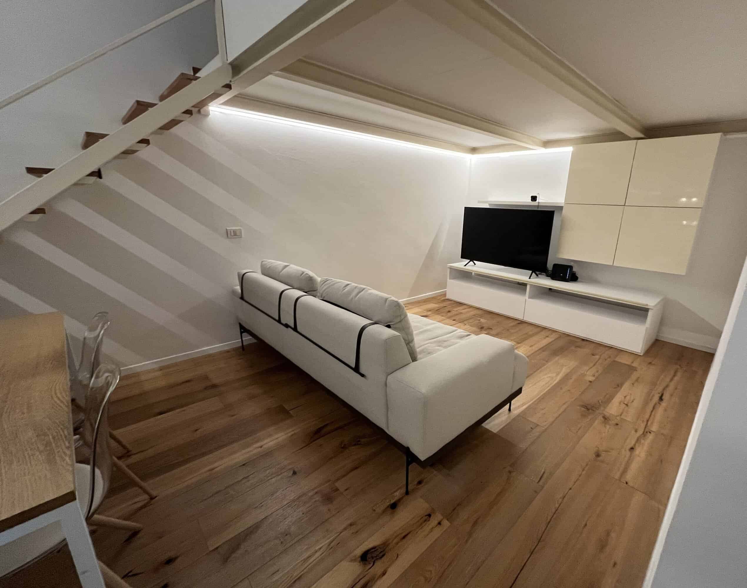 AMPIO LOFT RISTRUTTURATO E ARREDATO ZONA REBULLICA/PTA VENEZIA