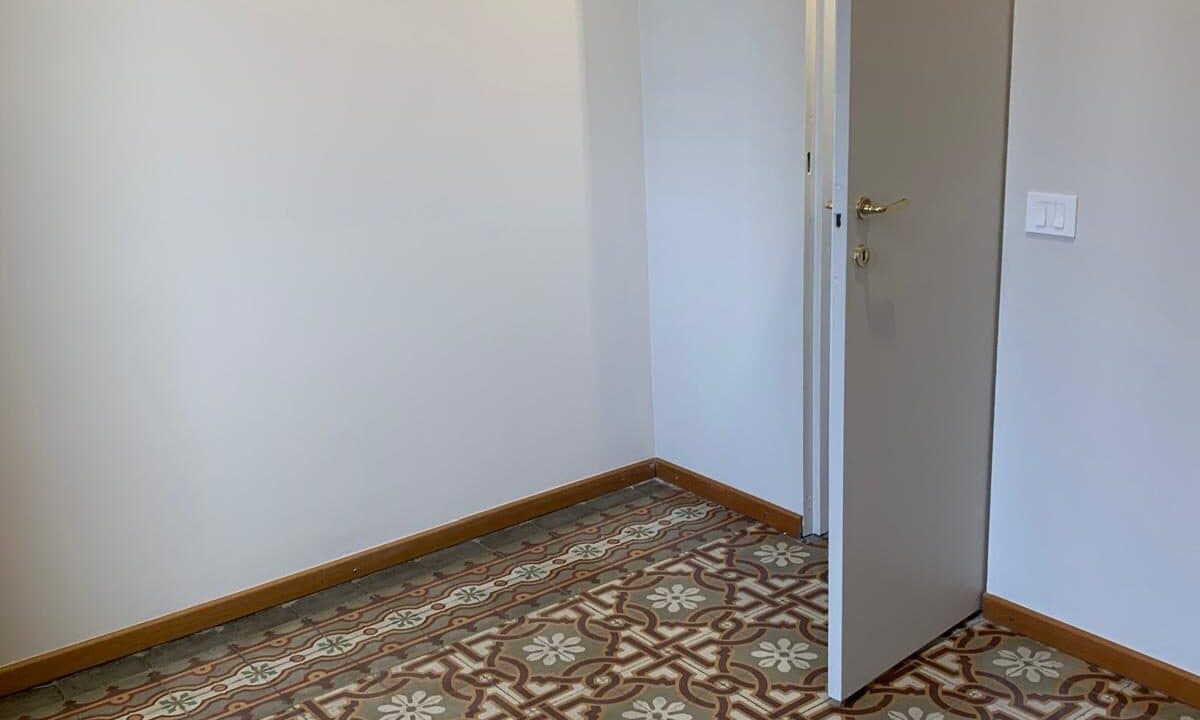Camera da letto ristrutturata e arredata