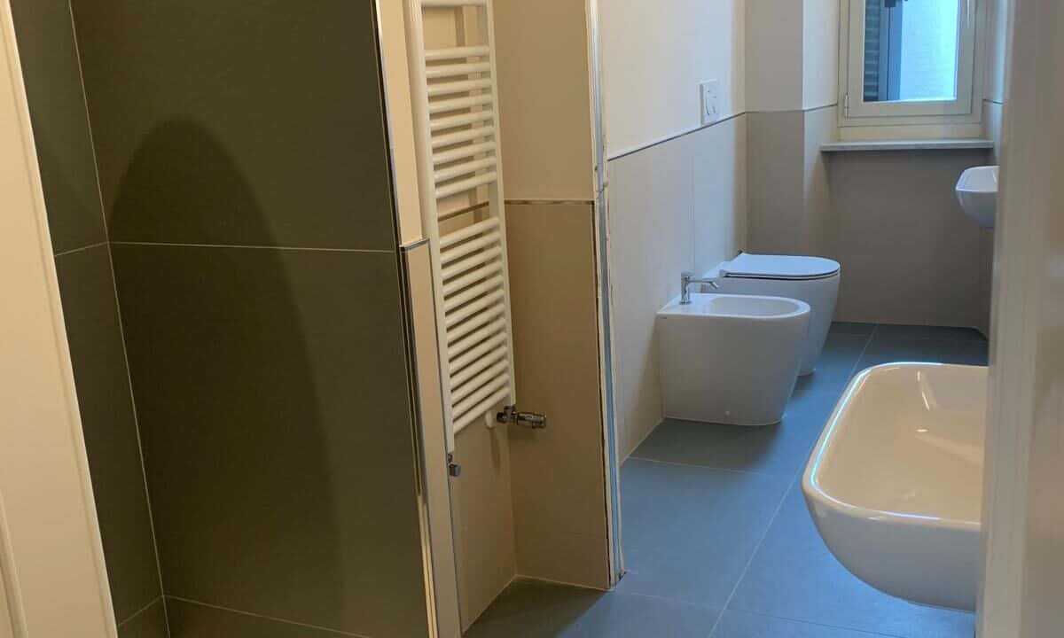 Bagno ristrutturato con finestra