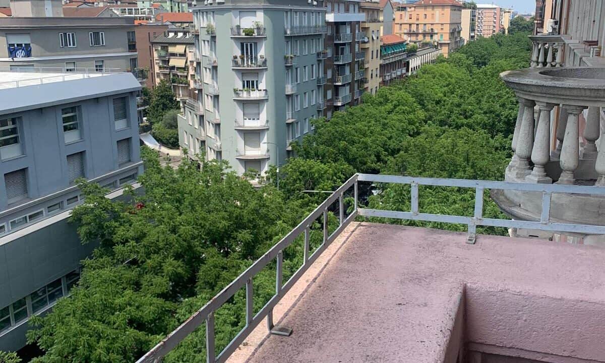 Balcone con vista su zona residenziale