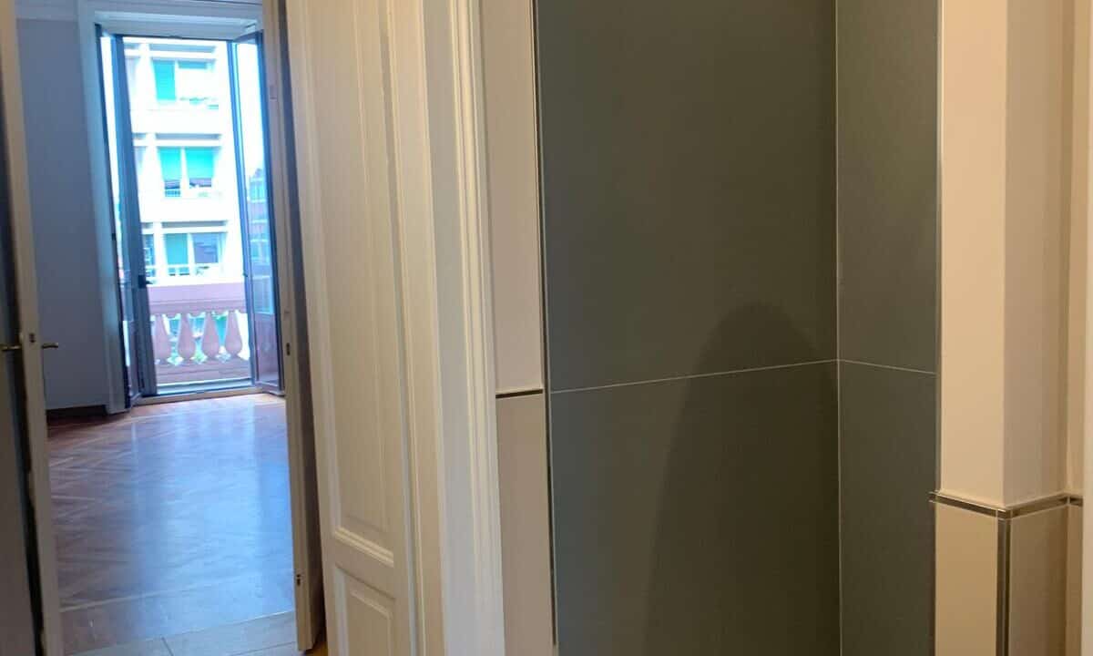 Bagno ristrutturato con doccia moderna