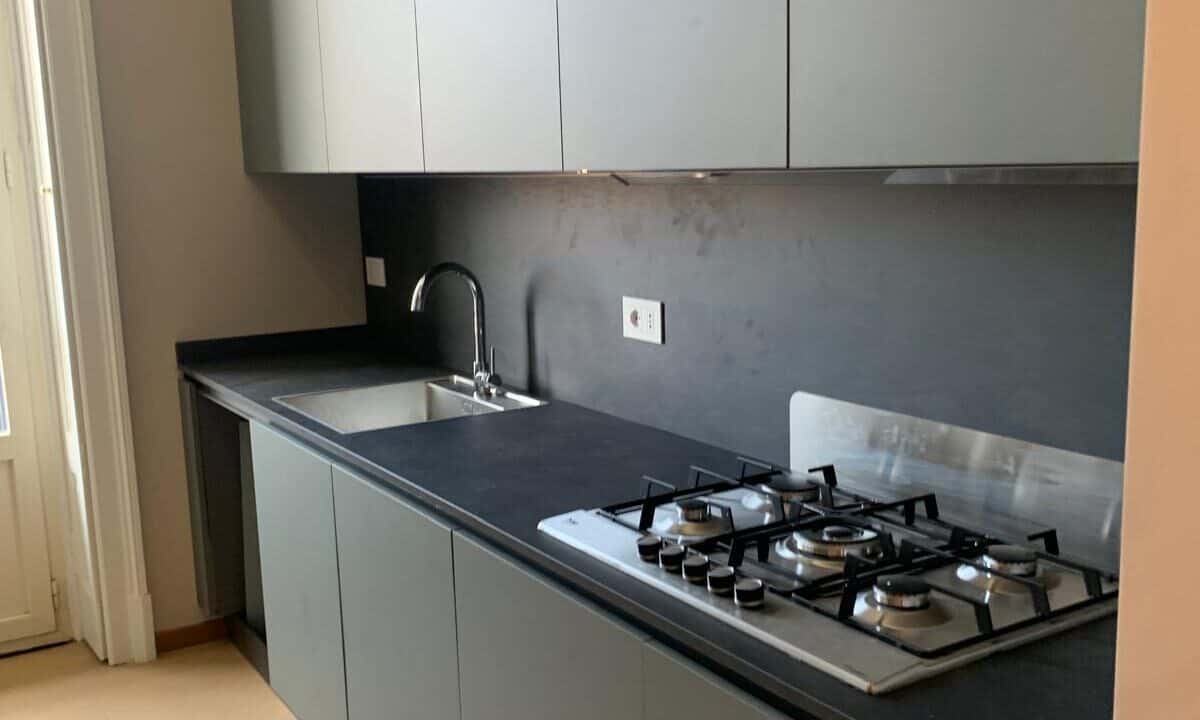Cucina moderna ristrutturata e arredata