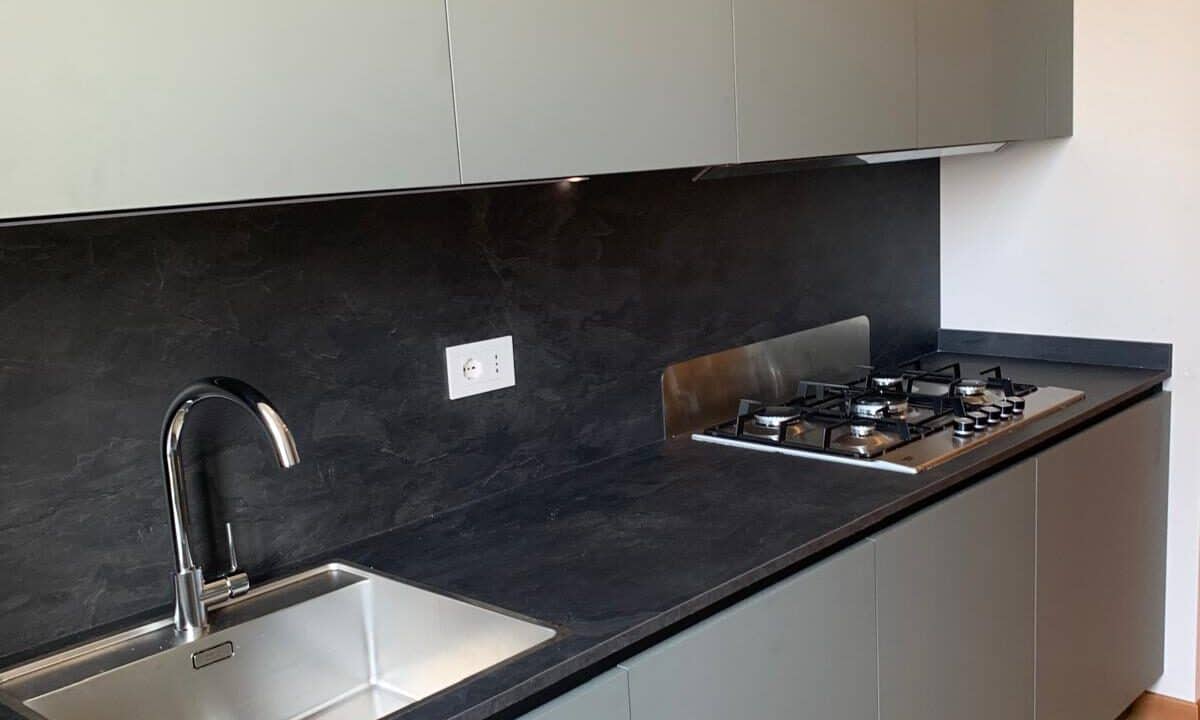 Cucina moderna ristrutturata e arredata
