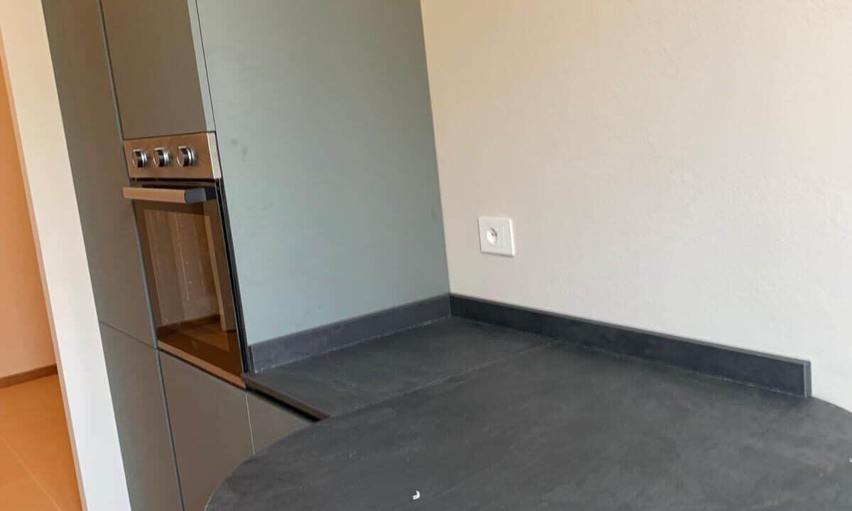 Cucina moderna con piano in pietra