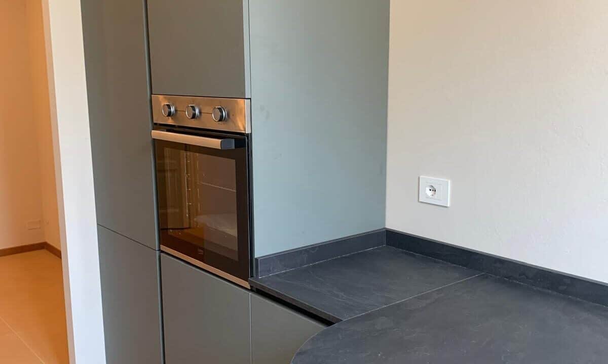 Cucina moderna ristrutturata e arredata