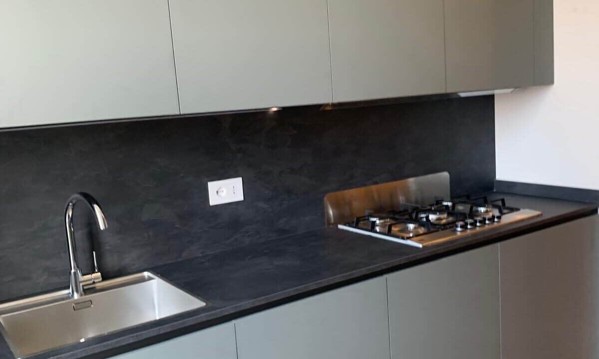 Cucina moderna ristrutturata e arredata