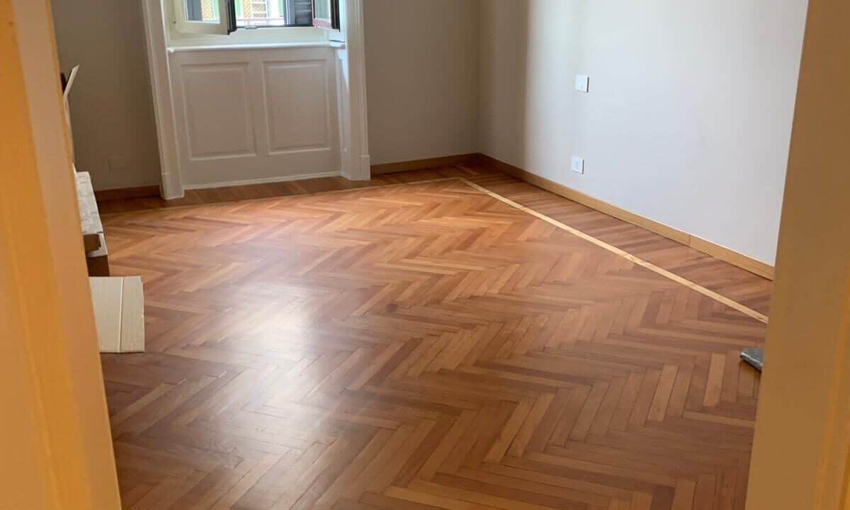 Stanza ampia e luminosa con parquet