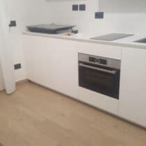 Cucina moderna con forno e piano cottura in monolocale zona P. TA Venezia.