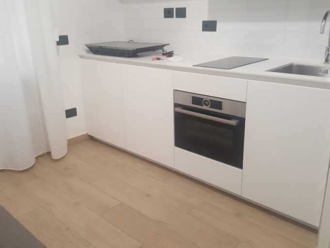 Cucina moderna con forno e piano cottura in monolocale zona P. TA Venezia.